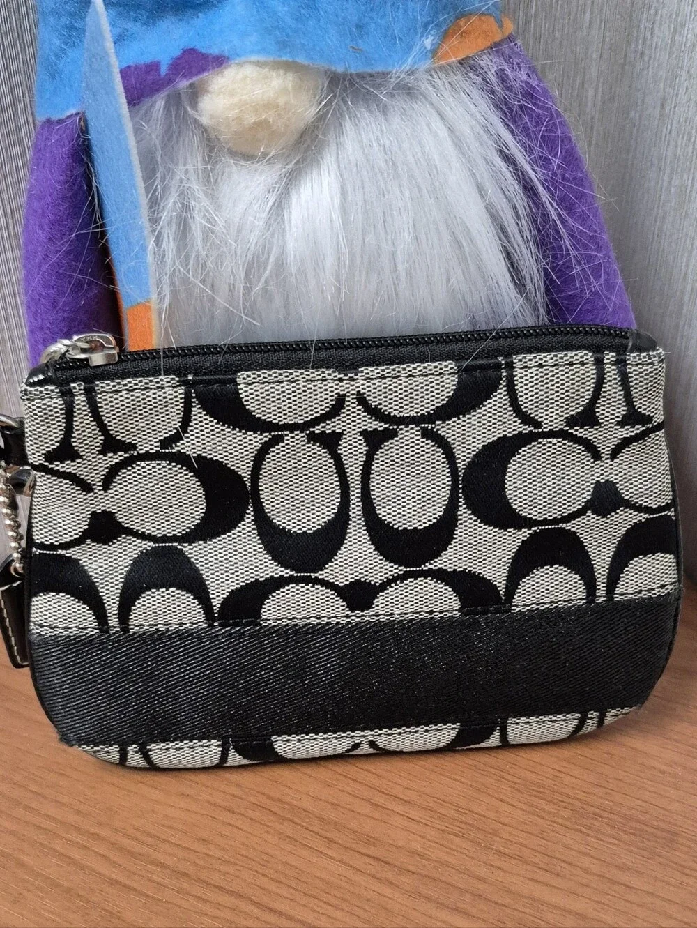 Coach Black & Beige Signature Zip Wristlet With Hang Tag. LIKE NEW. NO CALL OUTS - Picture 4 of 10